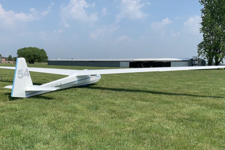 Planeador ASK-18 número 54 en la pista