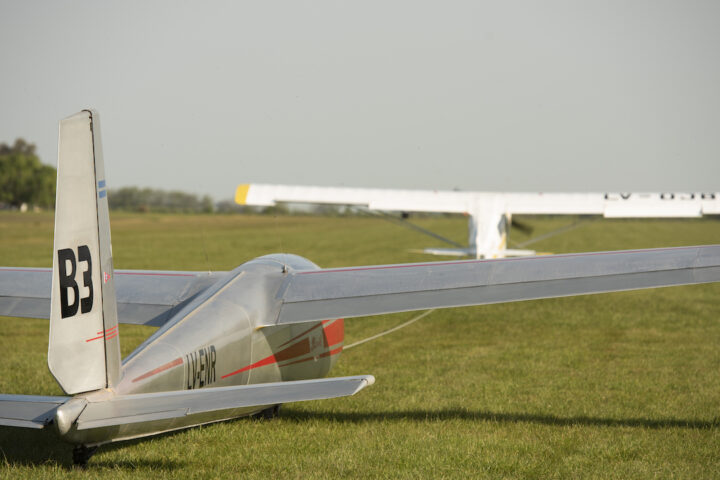 Planeador L-13 Blanik B3 en la pista