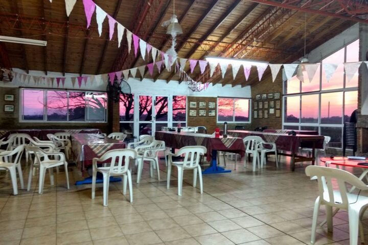 El salón del club decorado para una celebración