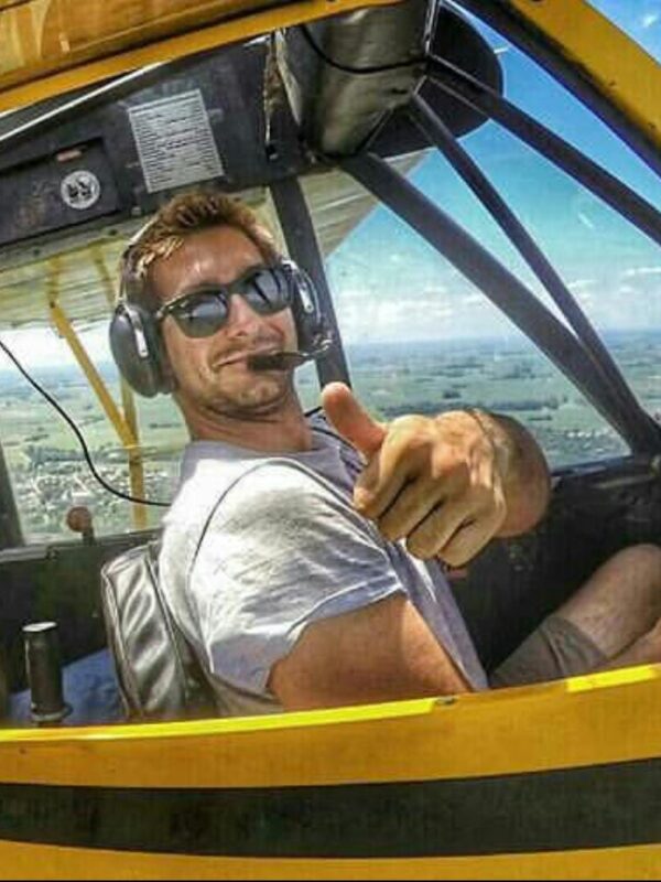 Piloto sonriendo en la cabina después de su vuelo