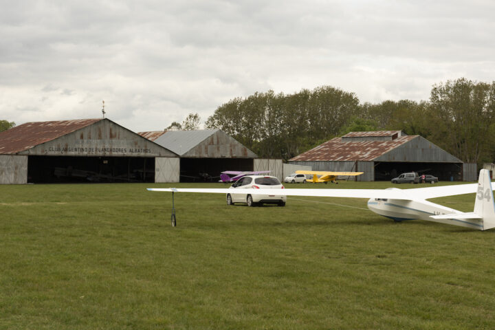 Los hangares del club con la flota en la pista