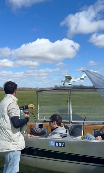 Alumno en la cabina de un planeador mientras despega el avión remolcador