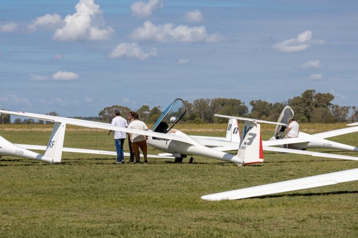 Planeadores alineados en la pista antes de una competencia