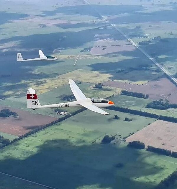 Dos planeadores en vuelo sobre los campos de San Andrés de Giles