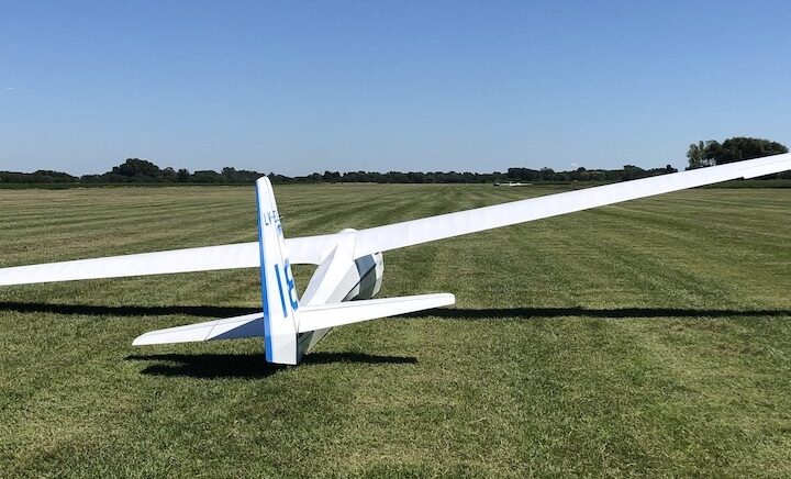 Planeador ASK-18 en la pista
