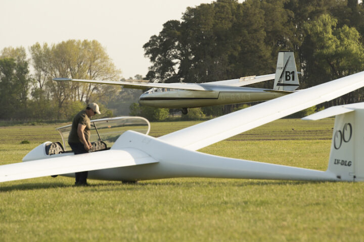Planeador Janus A OO en la pista, con un Blanik detrás