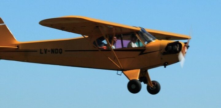 Piper J-3 Cub LV-NDQ en vuelo