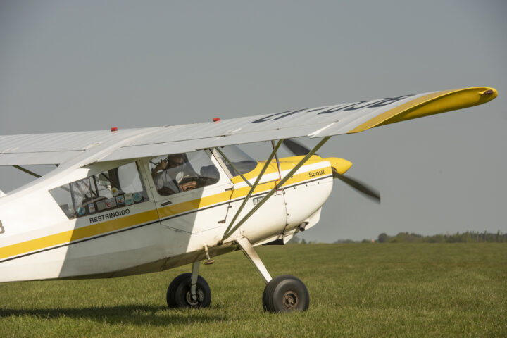 Avión remolcador Bellanca Scout LV-OJB en la pista