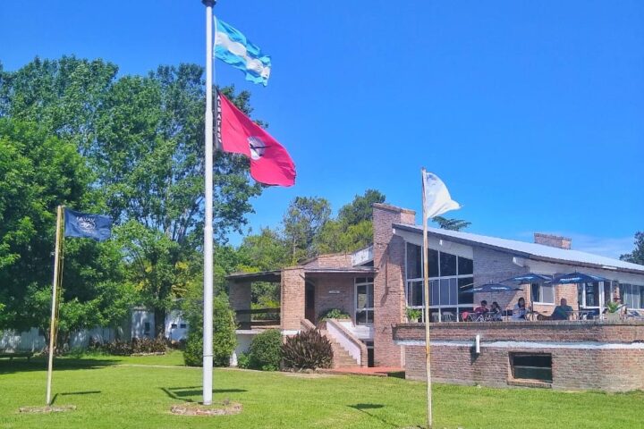 Edificio de la cantina con las banderas del club