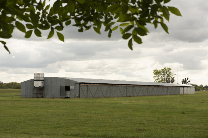 Hangar del club junto a la pista